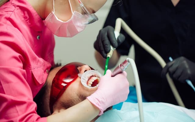 Профессиональная чистка зубов - 10 000 тг