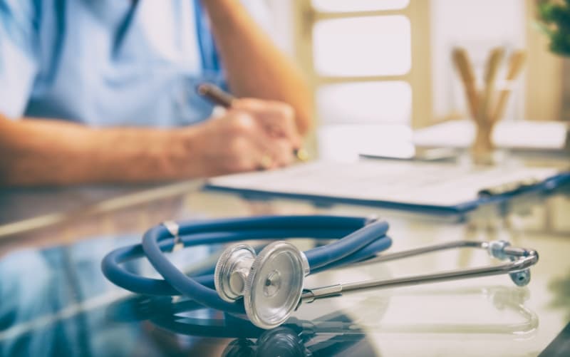 Практический обзор распространенных доброкачественных аноректальных заболеваний: геморроя, анальных трещин, диссинергической дефекации и недержания кала (Gastroenterology, декабрь 2025)