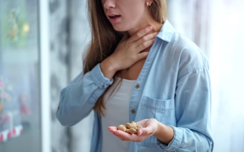 Когда человек подавился, это видят окружающие, но не оказывают помощь: с 1880 года мы все еще упускаем, что человек может "тихо подавиться"? (Resuscitation, декабрь 2025)