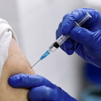АҚШ азаматы Джонатан ковид-19 қарсы вакцинаны №18 Қалалық емханасы қабылдады.