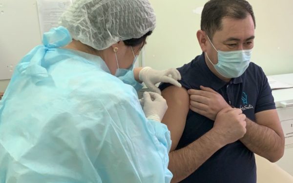 Руководитель Управления общественного здравоохранения столицы Тимур Муратов сегодня повторно получил прививку от КВИ.
