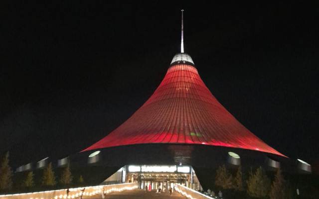В столице осветили красным цветом «Байтерек» и здание «Ханшатыр»
